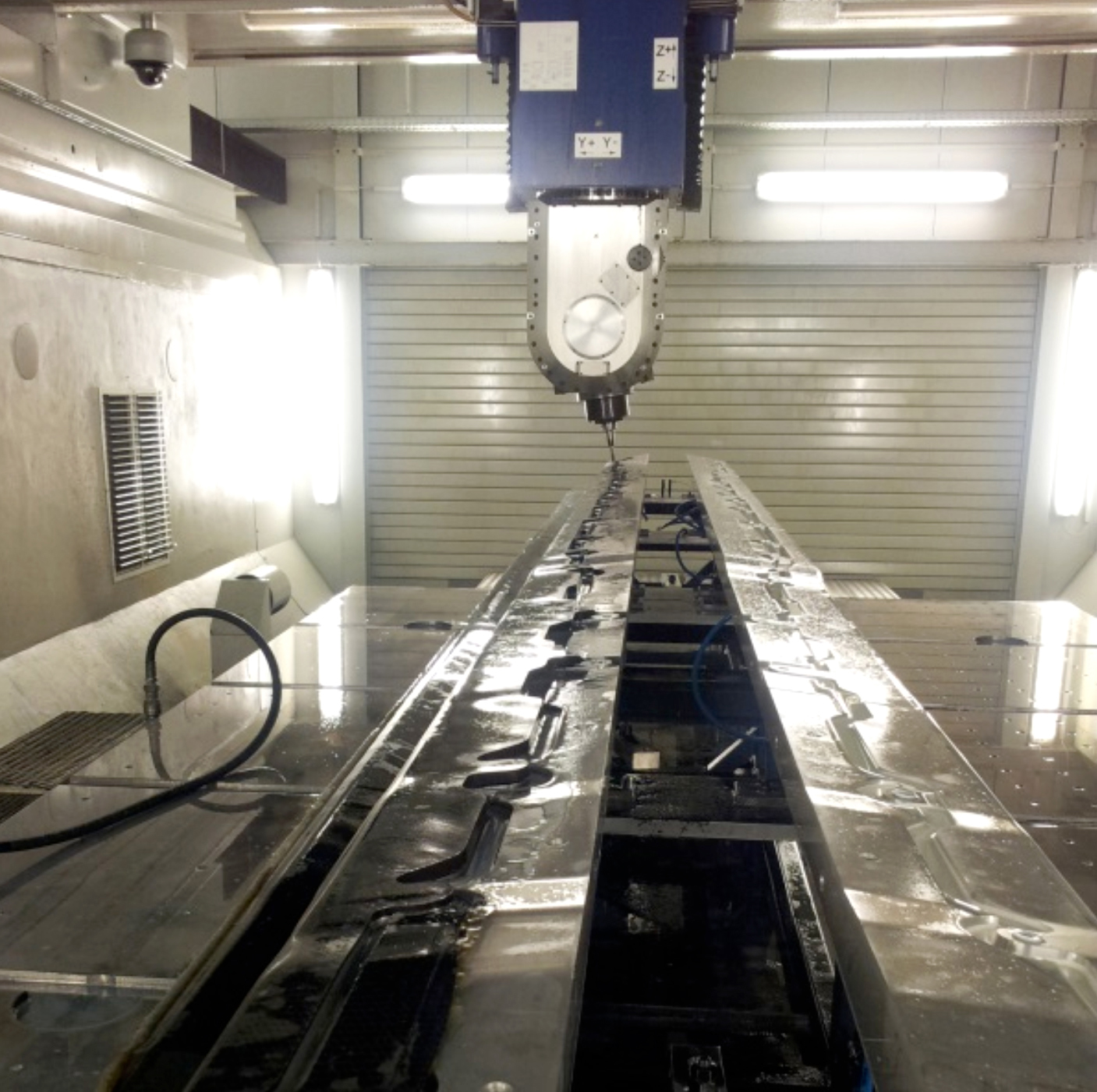 The Z spars are produced in a sophisticated five-axis FOG precision milling machine.